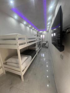 een kamer met stapelbedden met een tv en verlichting bij B&B la vigna in Catania