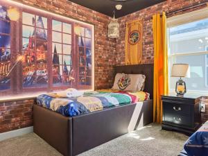 een kamer met bakstenen muren en een bed in een slaapkamer bij 4327 Create Memories in a Magical 5BD Home in Kissimmee +50 foto's