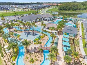een luchtfoto van het zwembad van het resort bij 4327 Create Memories in a Magical 5BD Home in Kissimmee