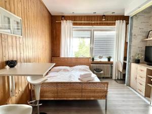 ブラチスラヴァにあるSimply Cityのベッドとテーブルと窓のある寝室