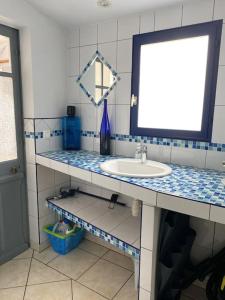 Bilik mandi di Le petit,gîte à 100m de la plage