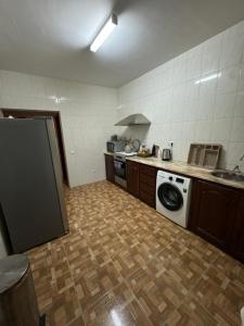 Il comprend une cuisine équipée d'un réfrigérateur et d'un lave-linge/sèche-linge. dans l'établissement Apartment T2 for rent in Porto Novo, à Porto Novo 5 autres photos