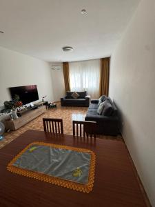 un salon avec un canapé et une table dans l'établissement Apartment T2 for rent in Porto Novo, à Porto Novo