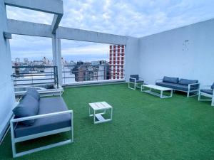 sala de estar con sofás y mesas en el balcón en Condo in Palermo with rooftop pool and security, en Buenos Aires