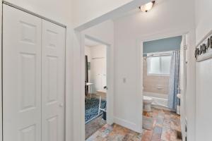 Bilik mandi di 3 bedroom *Downtown* with Firepit +21 gambar