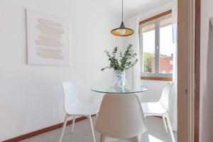 ein Esszimmer mit einem Glastisch und weißen Stühlen in der Unterkunft Apartamento Esperanza by Clabao in Logroño + 16 Fotos