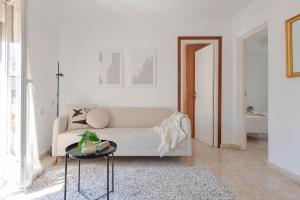 a white living room with a couch and a table at Apartamento Esperanza by Clabao in Logroño