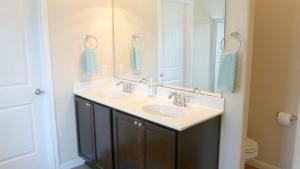 un bagno con due lavandini e un grande specchio di Stylish 3 Bedroom retreat near Downtown and Outlet a Kyle Altre 19 foto