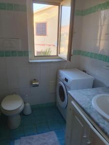 カンニジョネにあるLa casa del portoのトイレ、洗面台、窓のあるバスルーム