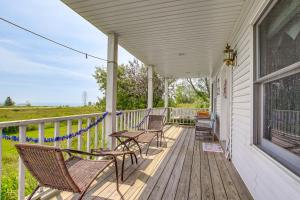 Balkón nebo terasa v ubytování Algoma Vacation Rental with Fire Pit and Lake Views!