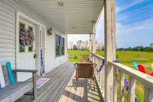 Balkón nebo terasa v ubytování Algoma Vacation Rental with Fire Pit and Lake Views!