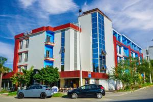 Gzennaïa自由区酒店的两辆汽车停在一栋建筑物前