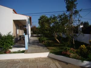 einen Gang, der zur Haustür eines Hauses führt in der Unterkunft Casa da Amoreira in Luz de Tavira