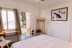 Ein Bett oder Betten in einem Zimmer der Unterkunft White’s Landing Catalina Camp