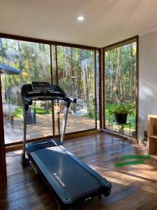 een kamer met een loopband voor een groot raam bij Refugio Los Coigües in Puerto Varas