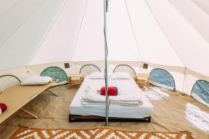 Zimmer mit 2 Betten in einem Zelt in der Unterkunft White’s Landing Catalina Camp in Avalon