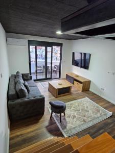Apartments Ishmi in center of Ulcinj的电视和/或娱乐中心