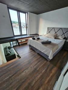 乌尔齐尼Apartments Ishmi in center of Ulcinj的一间带大床和大窗户的卧室