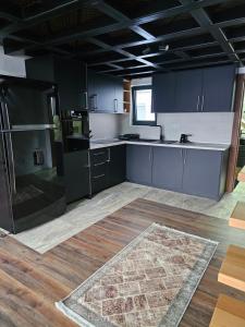 Apartments Ishmi in center of Ulcinj的厨房或小厨房