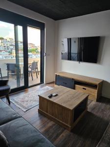 乌尔齐尼Apartments Ishmi in center of Ulcinj的带沙发和桌子的客厅