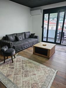 Apartments Ishmi in center of Ulcinj的休息区