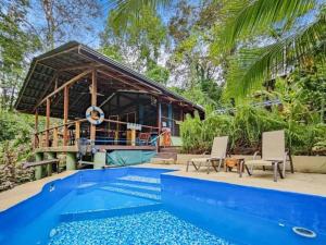 Bazén v ubytovaní Gecko Treehouse with Jungle View, Plunge Pool & WiFi alebo v jeho blízkosti