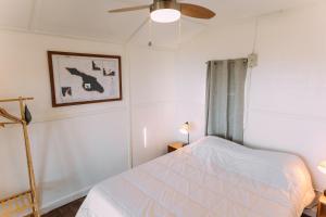 Ein Bett oder Betten in einem Zimmer der Unterkunft White’s Landing Catalina Camp