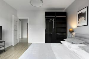 Łóżko lub łóżka w pokoju w obiekcie Blue Raven Downtown Apartments