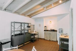 eine Küche mit einem Tisch und einer Theke in einem Zimmer in der Unterkunft White’s Landing Catalina Camp in Avalon