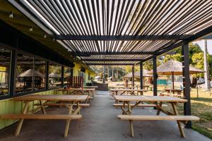 Ein Restaurant oder anderes Speiselokal in der Unterkunft White’s Landing Catalina Camp 