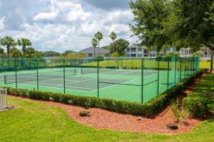 un court de tennis dans une cour avec une raquette de tennis dans l'établissement Southern Dunes Grand Getaway, à Haines City