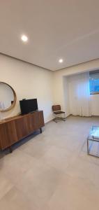 パガーニにあるvesuvius houseのリビングルーム(テレビ、鏡付)