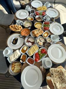 einen Tisch voller Teller mit Lebensmitteln auf einem Tisch in der Unterkunft Osman in Istanbul