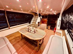 ein Boot mit einem Tisch und Blumen darauf in der Unterkunft Osman in Istanbul + 1 Foto