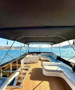 ein Boot mit Sitzen auf dem Deck im Wasser in der Unterkunft Osman in Istanbul