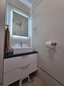 Ένα μπάνιο στο Exclusive Home Apartman