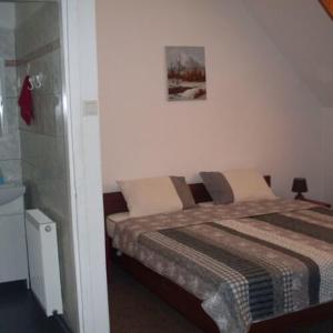 Postel nebo postele na pokoji v ubytování SZIESZTA APARTMAN