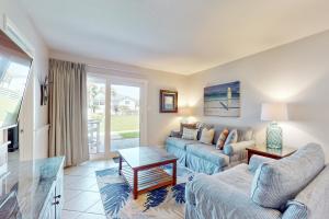 una sala de estar con un sofá y una mesa en Tradewinds 07, en Destin