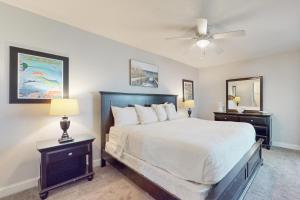 Un dormitorio con una cama grande y dos mesitas de noche. en Tradewinds 07, en Destin 20 fotos más