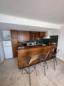 圣马克西姆Appartement vue mer Sainte Maxime的配有桌椅和冰箱的厨房 更多11张照片