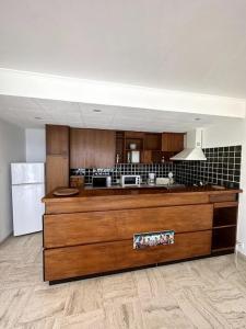 Appartement vue mer Sainte Maxime的厨房或小厨房