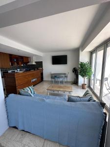 圣马克西姆Appartement vue mer Sainte Maxime的客厅里有一张蓝色的沙发和一张桌子