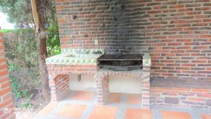a brick wall with a grill in front of it at Casa Vacacional con Alberca y Asador Tequisquiapan Querétaro Club de Golf in El Sauz Tequisquiapan