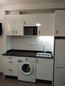 Kuchyň nebo kuchyňský kout v ubytování Sanlucarshine apartamento con piscina