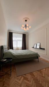 ein Schlafzimmer mit einem Bett und einem Deckenventilator in der Unterkunft Heart of Old Riga in Riga