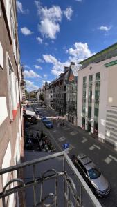eine Stadtstraße mit auf einem Parkplatz geparkten Autos in der Unterkunft Heart of Old Riga in Riga