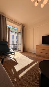 ein Wohnzimmer mit Couch und großem Fenster in der Unterkunft Heart of Old Riga in Riga