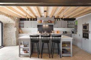 Kuchyň nebo kuchyňský kout v ubytování Grande maison de famille