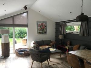 a living room with a couch and a table at Chalet 'Het Vinkje' in Oosterwolde