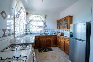 Η κουζίνα ή μικρή κουζίνα στο Timar Sunset 2 Bedroom Suite